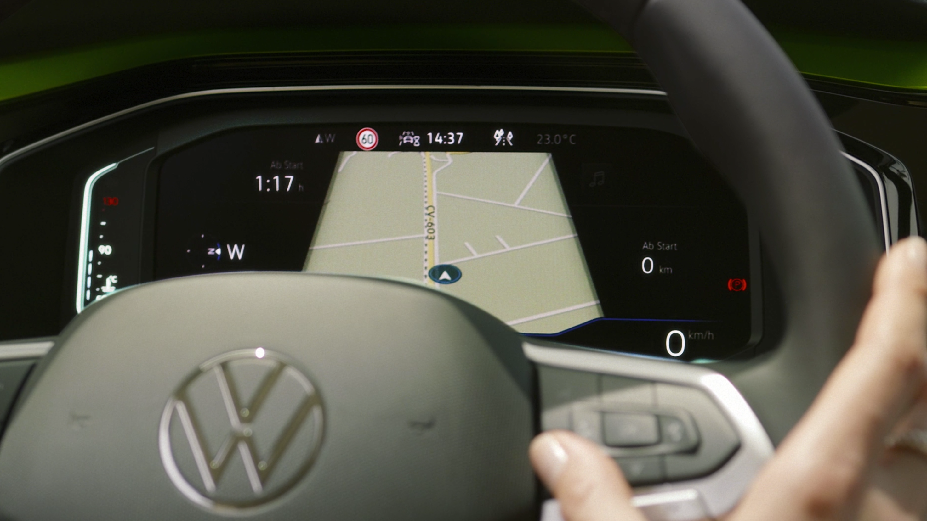 Detailaufnahme des optionalen Digital Cockpit Pro im VW Polo, darauf abgebildet sind unter anderem Tacho und Navigation.