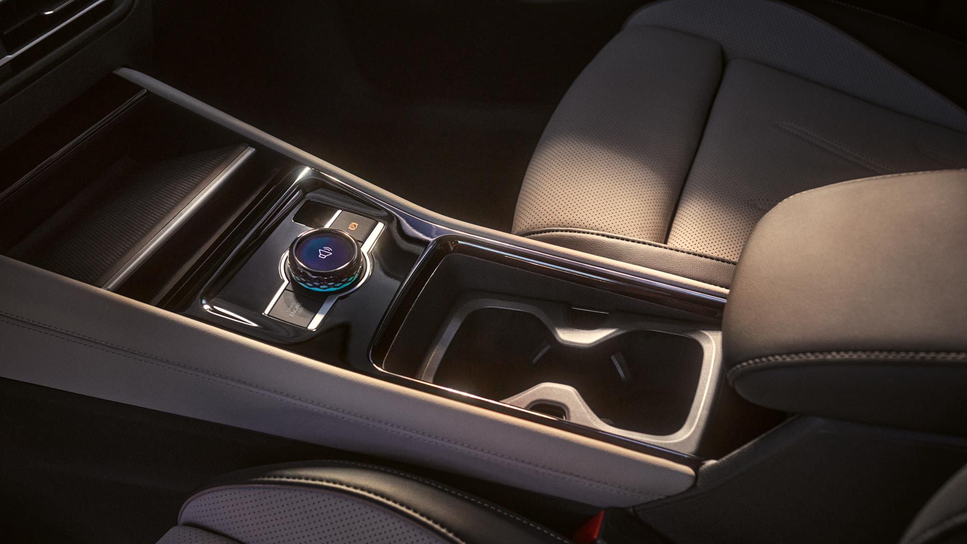 Detailansicht im Innenraum des VW Tiguan mit Fokus auf die Mittelkonsole mit dem Fahrerlebnisschalter.