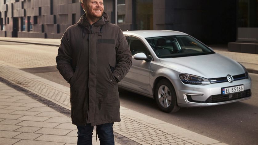 Ginge steht am Straßenrand neben seinem e-Golf.