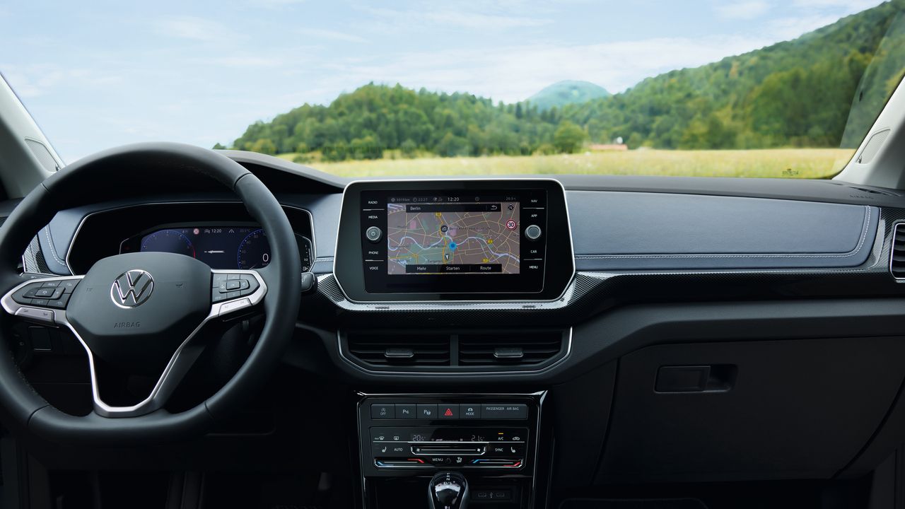"Detailansicht des Cockpits eines VW T-Cross hinter dem Lenkrad.   "