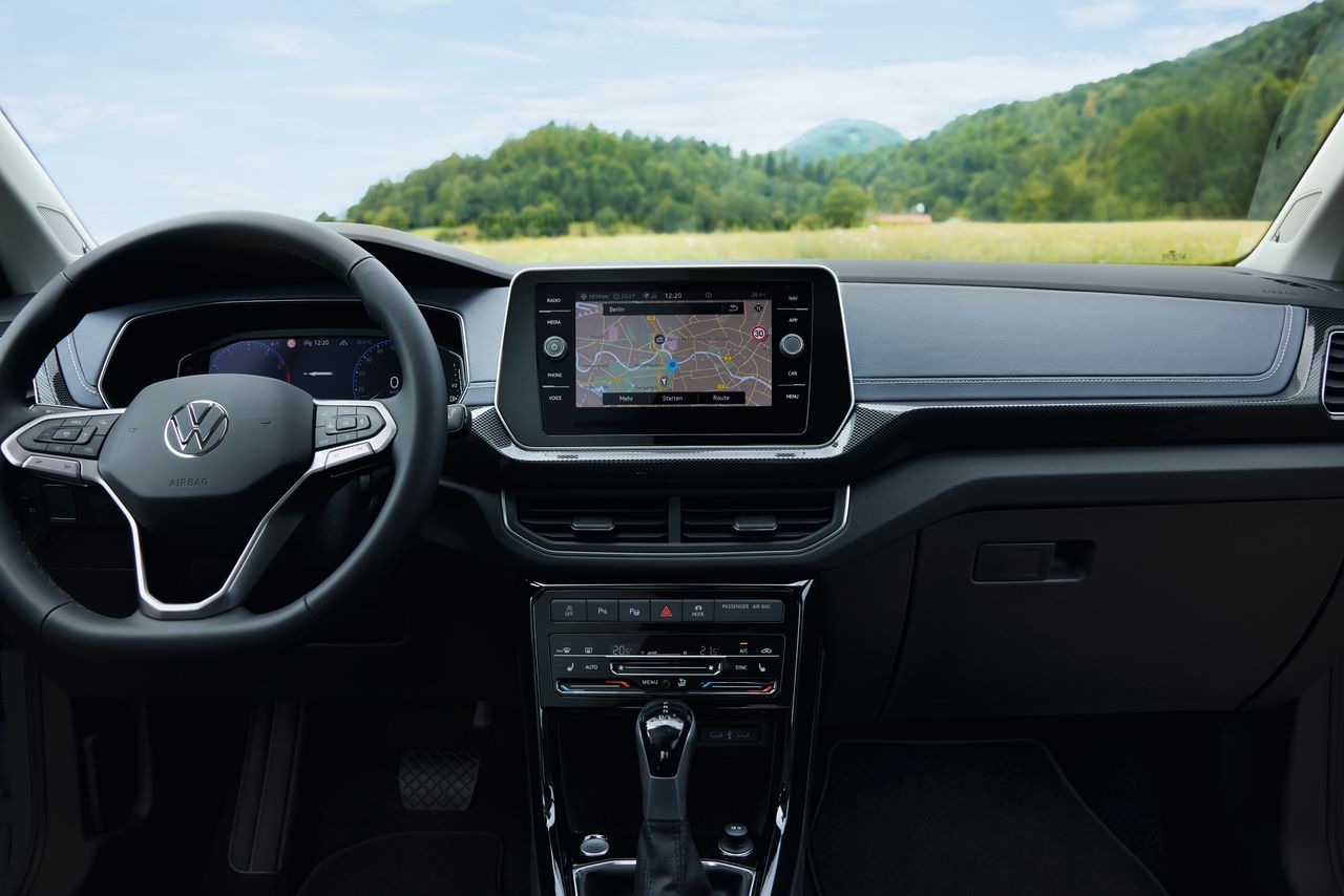 "Detailansicht des Cockpits eines VW T-Cross hinter dem Lenkrad.   "