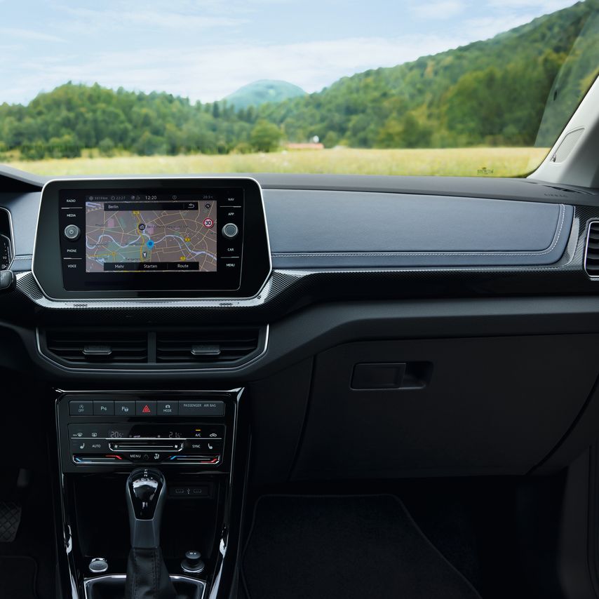 "Detailansicht des Cockpits eines VW T-Cross hinter dem Lenkrad.   "