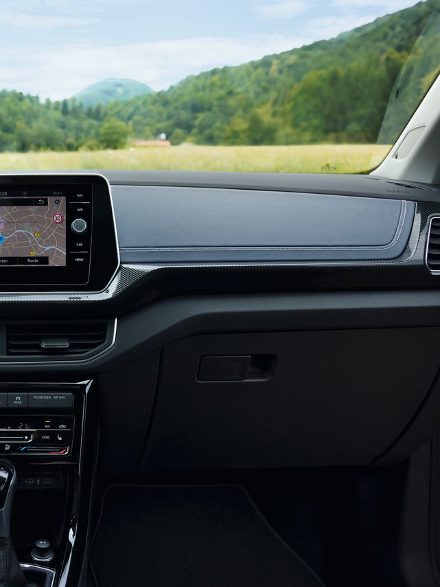 "Detailansicht des Cockpits eines VW T-Cross hinter dem Lenkrad.   "