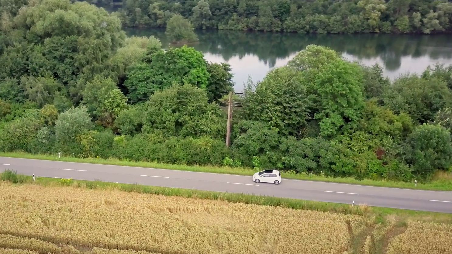 Der e-up! fährt auf einer Straße neben einem Fluss
