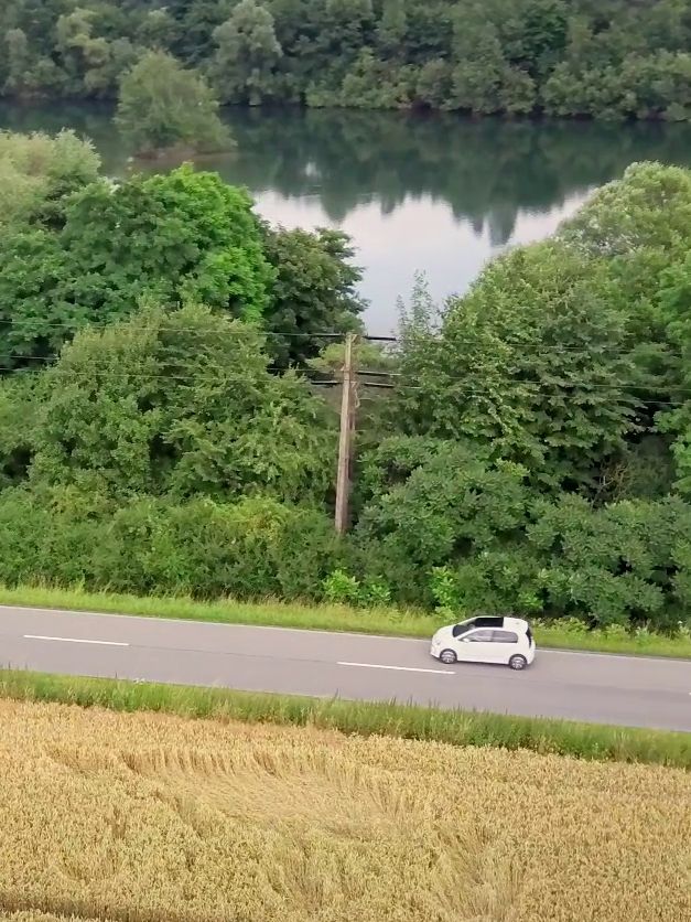 Der e-up! fährt auf einer Straße neben einem Fluss