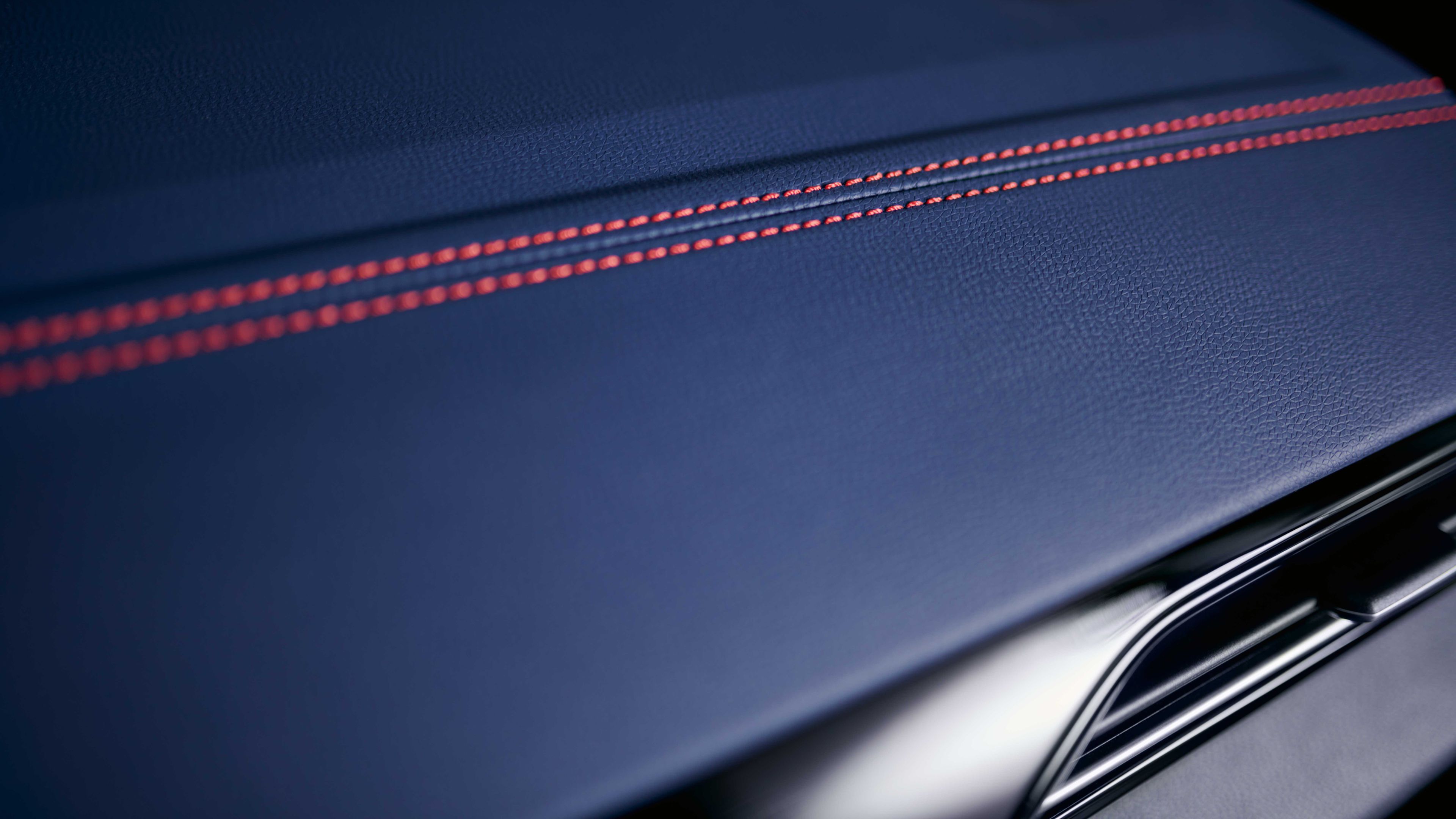 VW ID.4 GTX Innenraum. Blick auf rote Ziernähte.