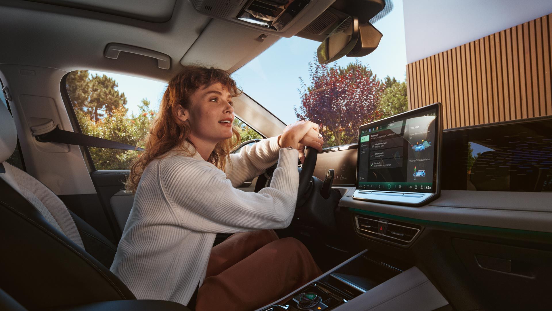 Detailsansicht im Innenraum des VW Tiguan auf das große Display.