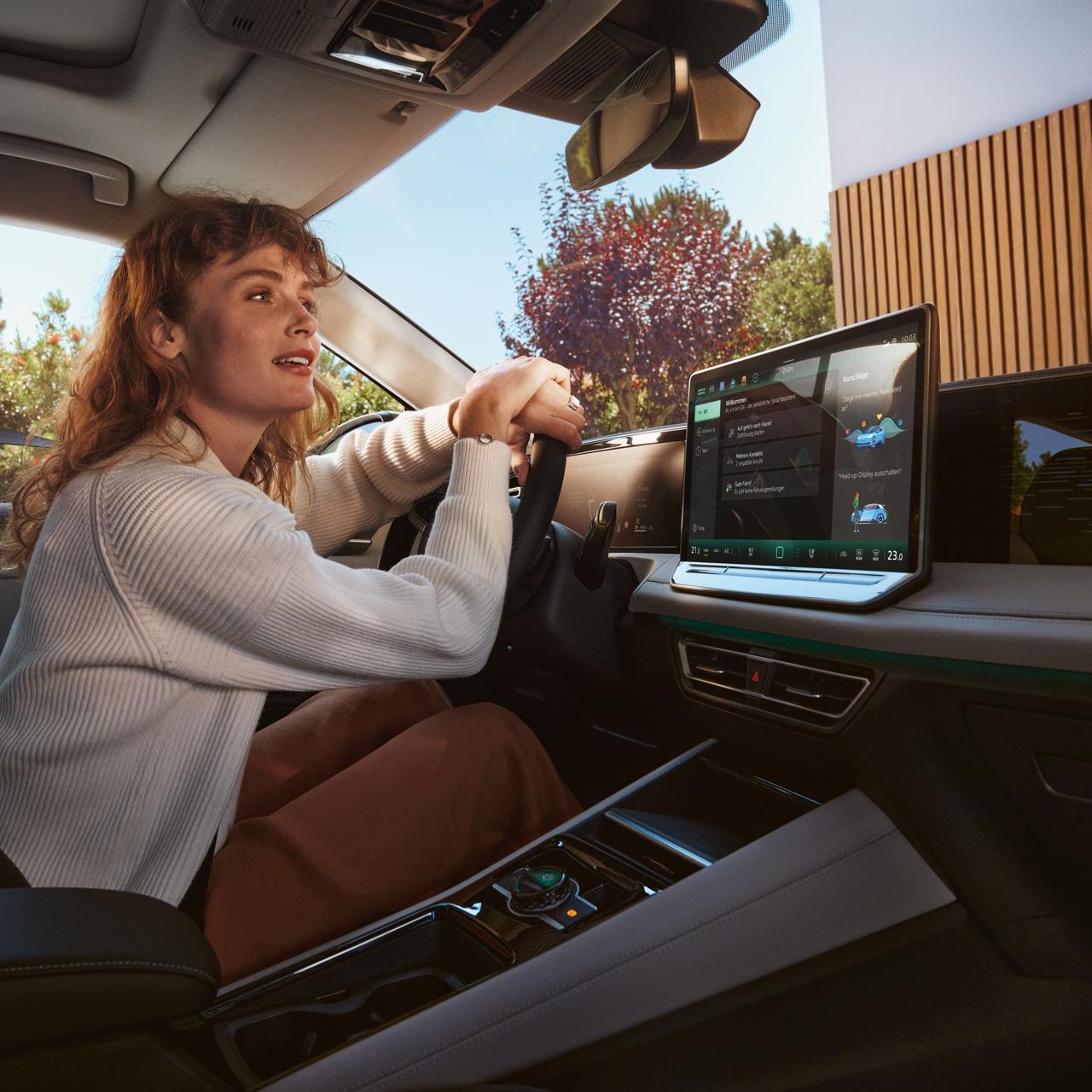 Detailsansicht im Innenraum des VW Tiguan auf das große Display.