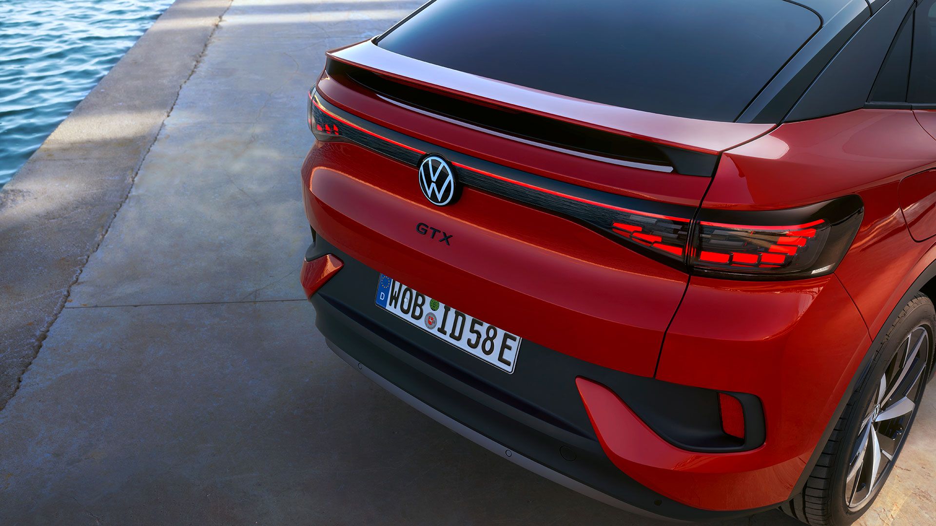Roter VW ID.5 GTX an einem Hafen. Blick auf Heck und 3D-LED-Rückleuchten.