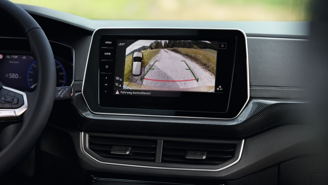 Ein grauer VW ID.5 nutzt Lane Assist, um in der Spur zu bleiben.