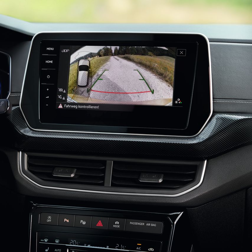 Ein grauer VW ID.5 nutzt Lane Assist, um in der Spur zu bleiben.