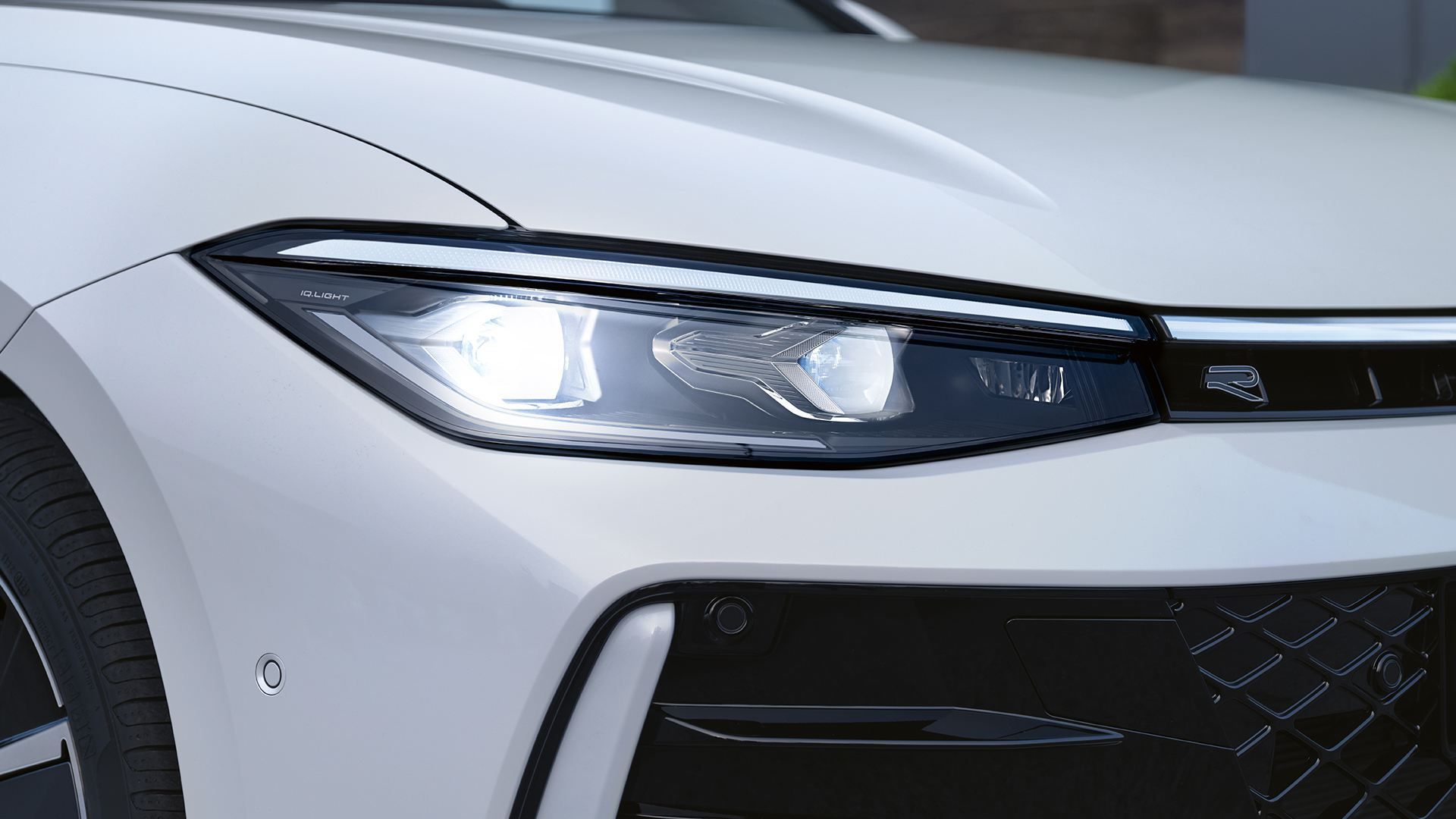 Die LED-Matrixscheinwerfer im Fokus eines weißen VW Passat.