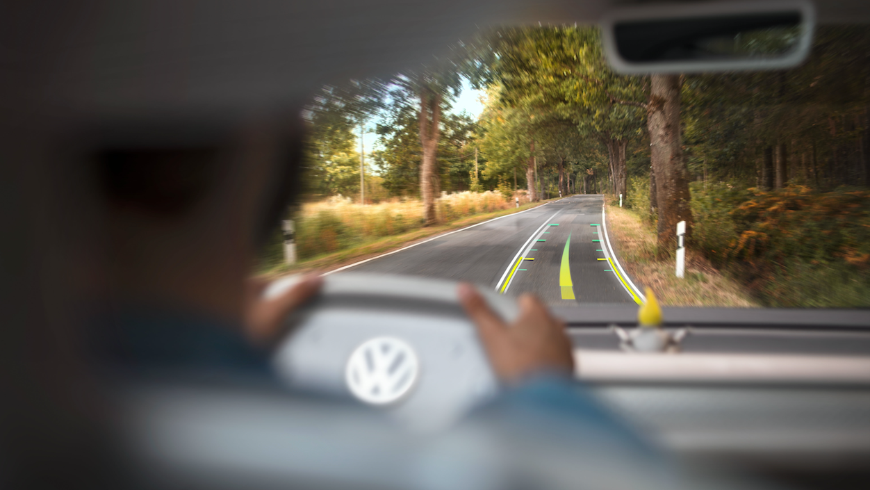 das AR-Head-Up-Display im ID. Buzz navigiert ohne, dass der Fahrer den Blick von der Straße nehmen muss