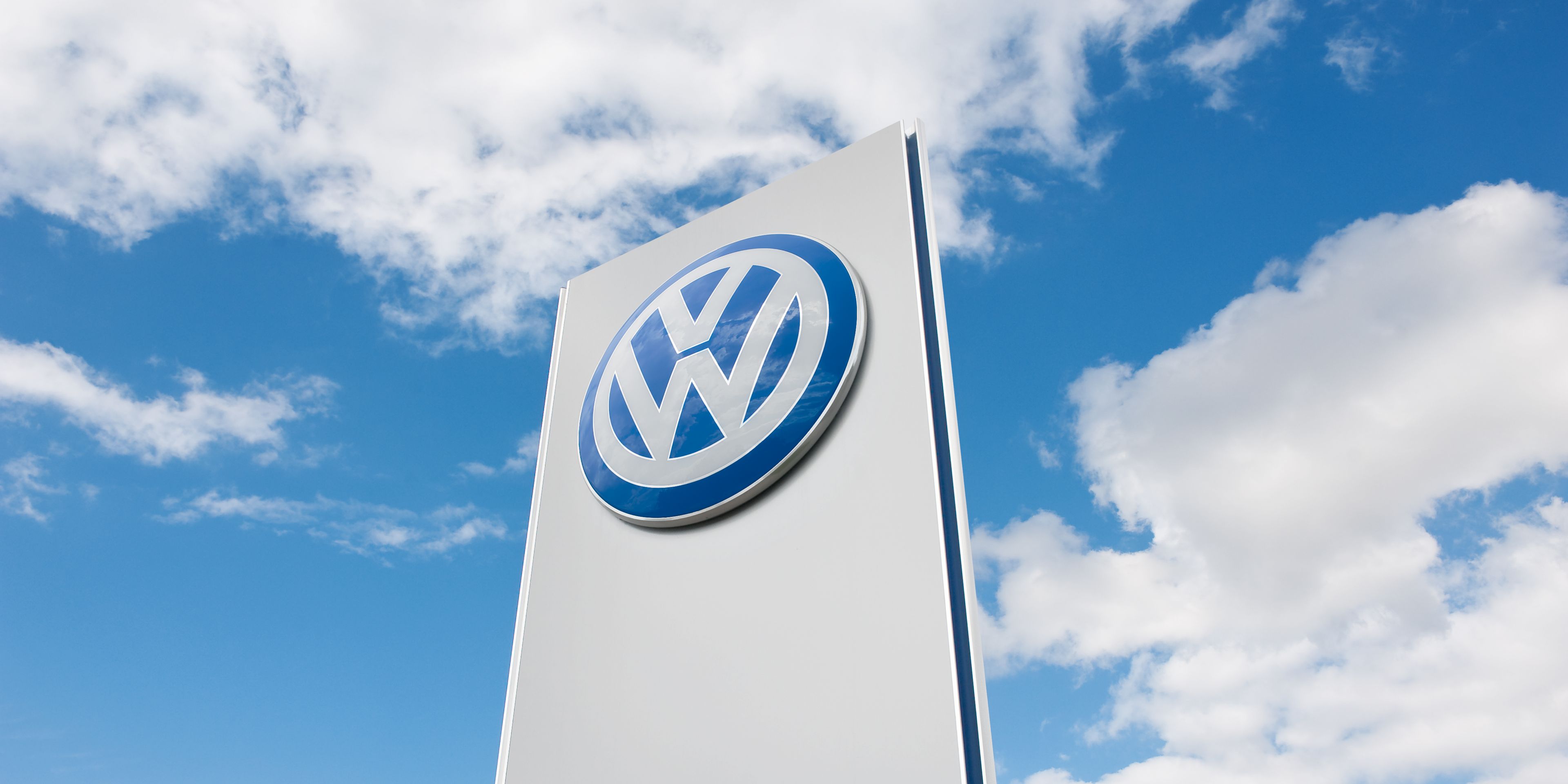 vw volkswagen logo himmel