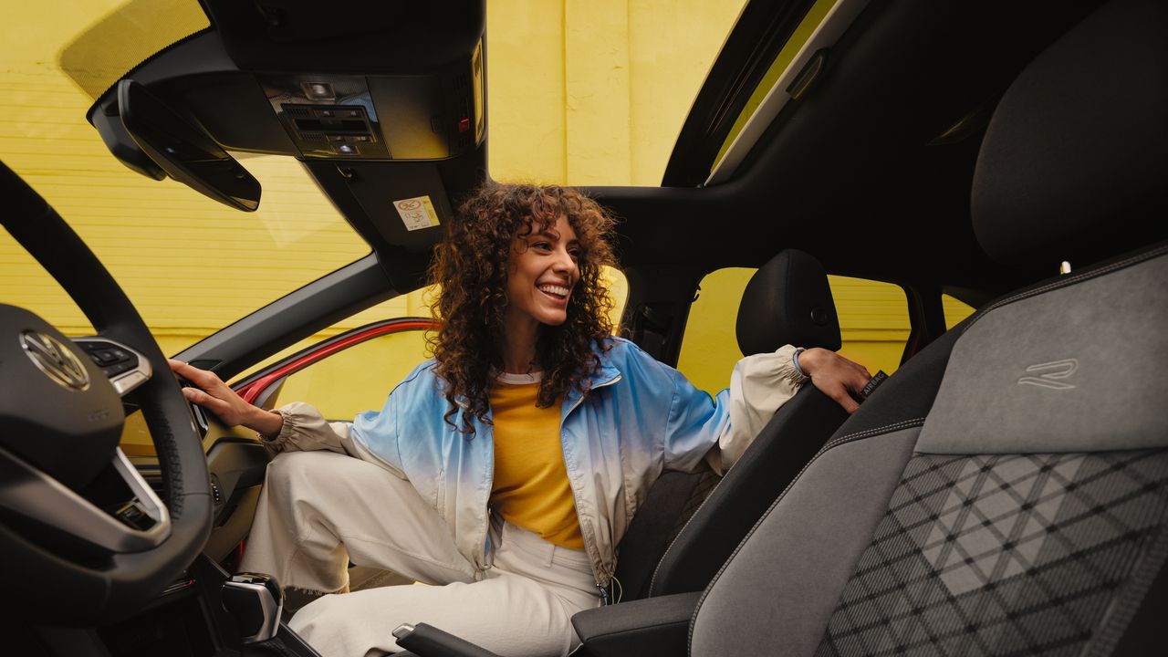 VW Taigo Interieur: Ansicht des kompletten Cockpits und der Vordersitze