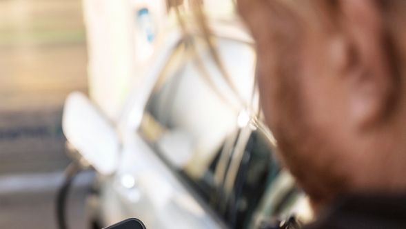Ginge erhält Informationen über seinen e-Golf in der Smartphone-App.