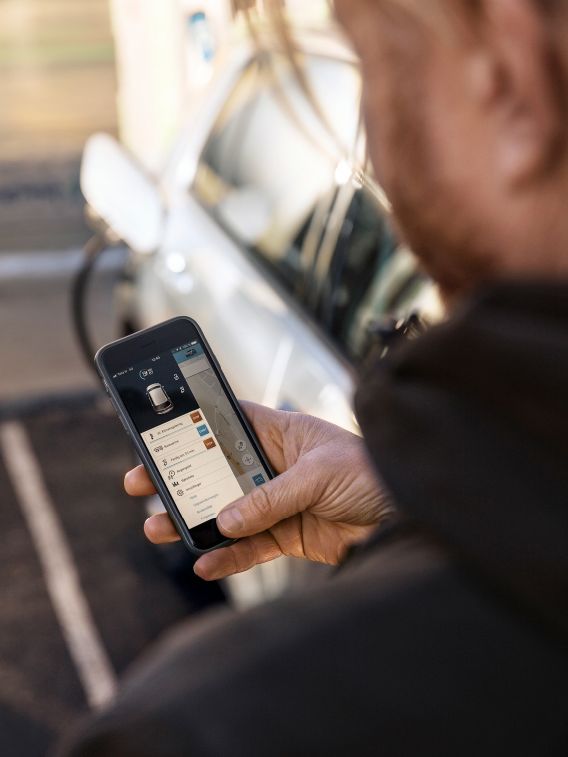 Ginge erhält Informationen über seinen e-Golf in der Smartphone-App.