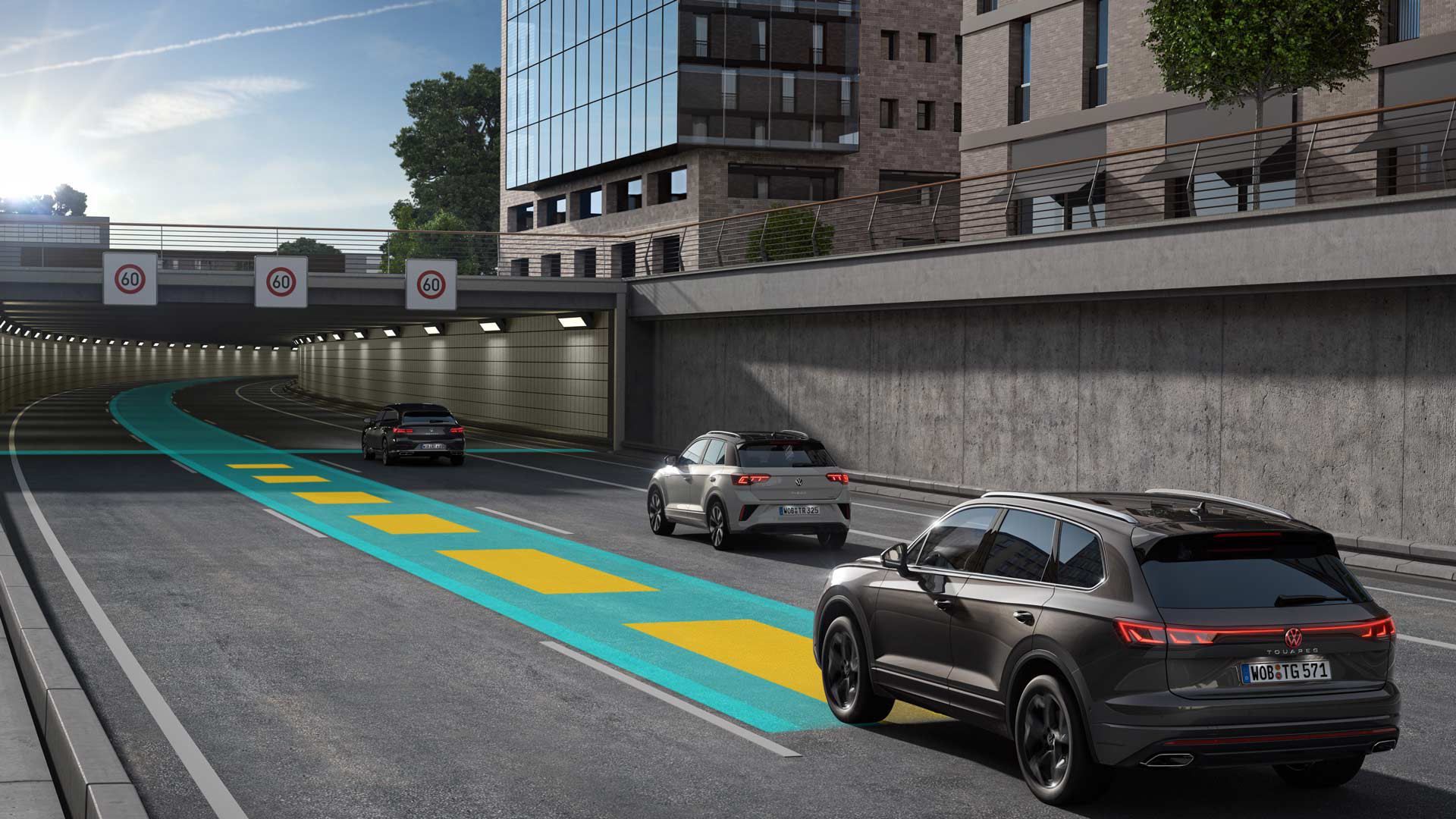 VW Touareg bewegt sich im Straßenverkehr, dabei wird die automatische Distanzregelung ACC genutzt.