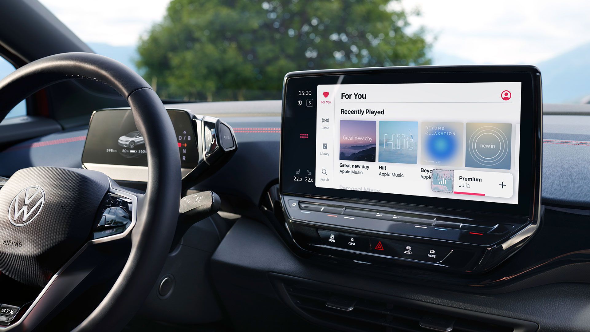 Display vom optionalen Navigationssystem „Discover Pro“ in einem VW ID.5 GTX. Bildschirm zeigt Apple Music.