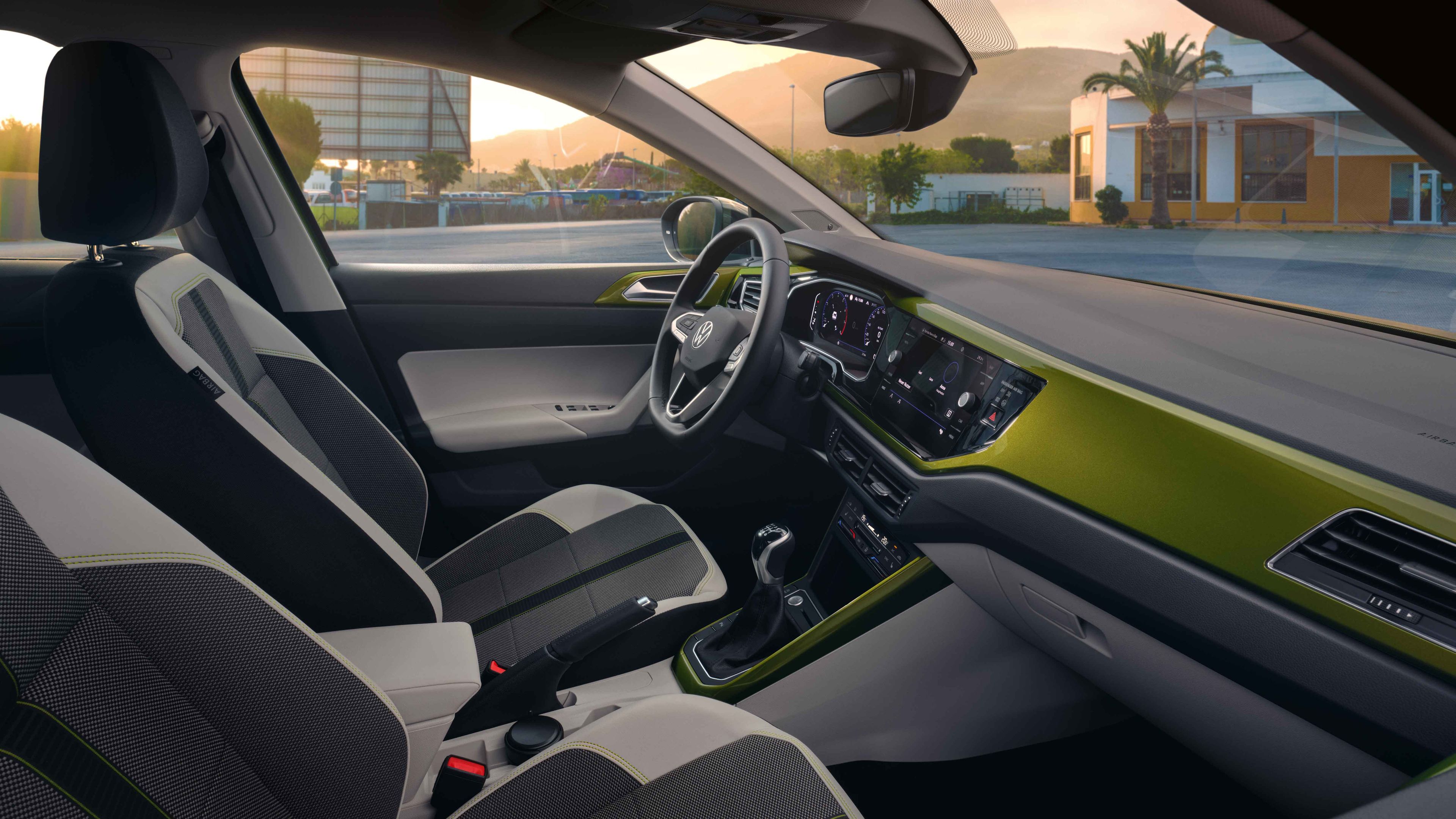 VW Taigo Style Interieur: Blick ins Cockpit mit optionalem Design Paket "Visual Green"
