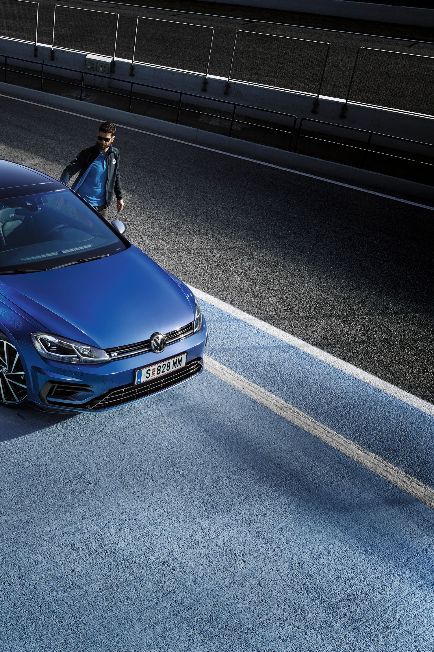 VW Golf R Exterieur Seitenansicht mit Model