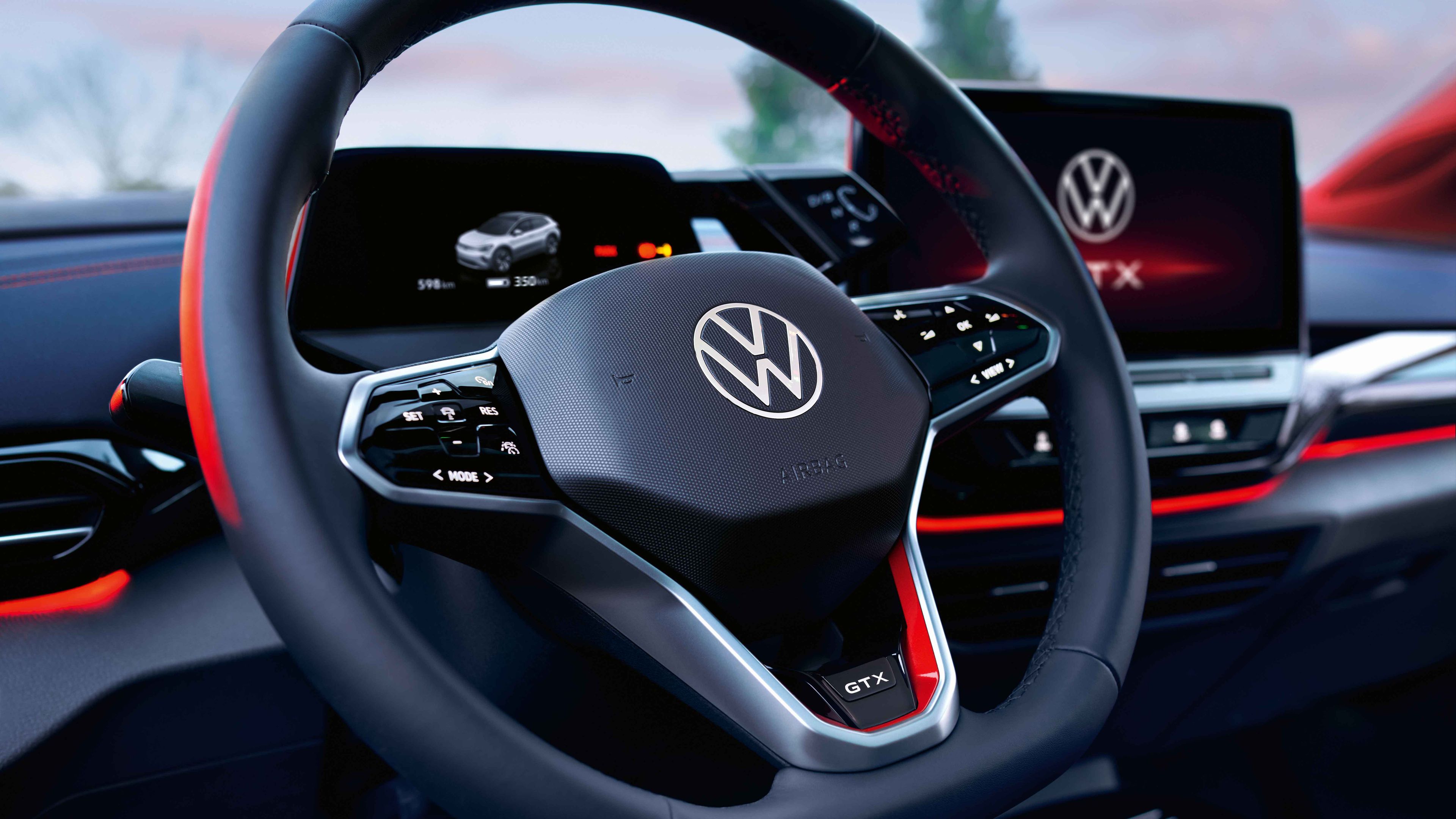 VW ID.4 GTX Interieur. Blick auf das Multifunktionslenkrad und Infotainmentsystem.