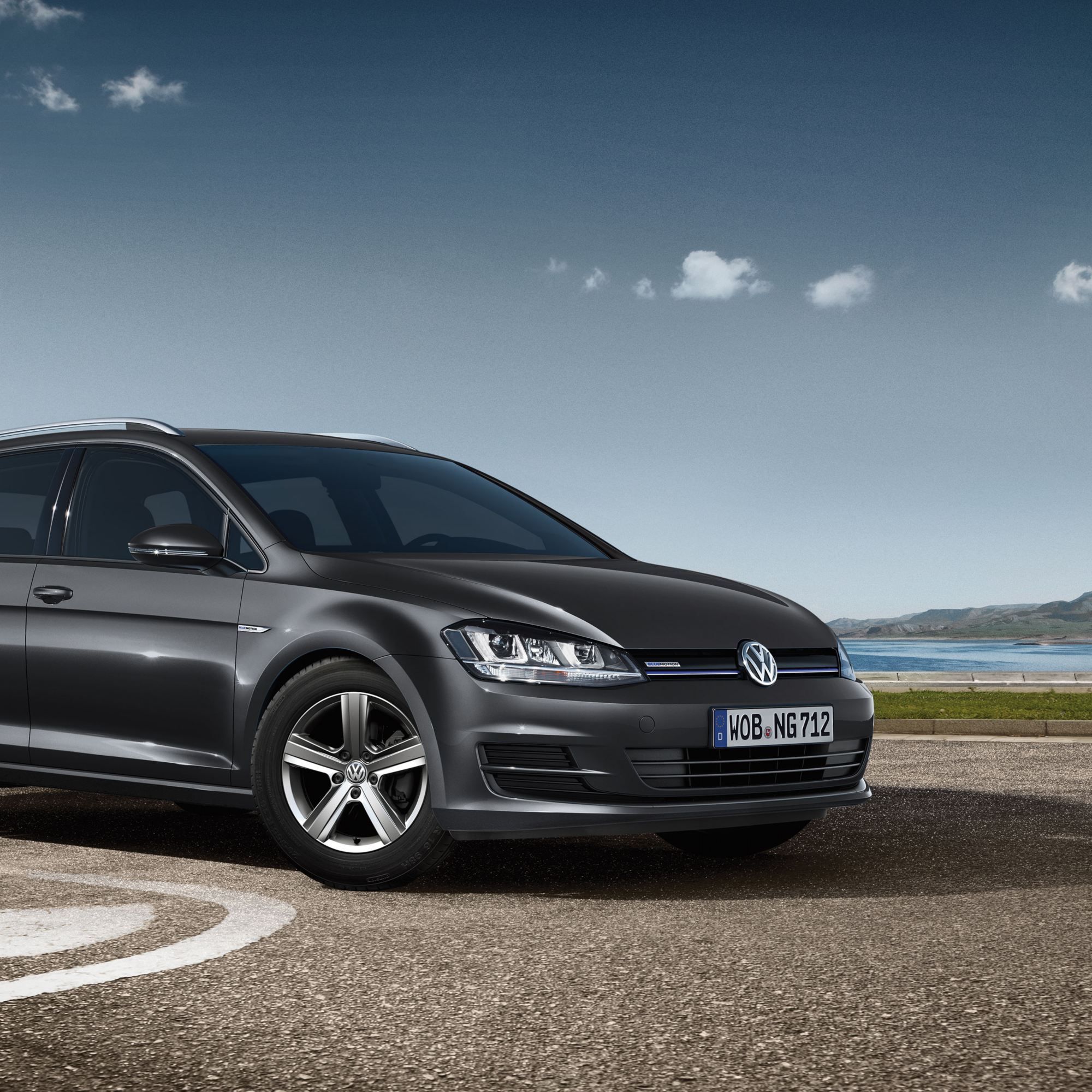Ein VW Golf 7 TGI mit Erdgas-Antrieb steht auf einem Parkplatz am Meer - Volkswagen Erdgas-Rückrufaktionen