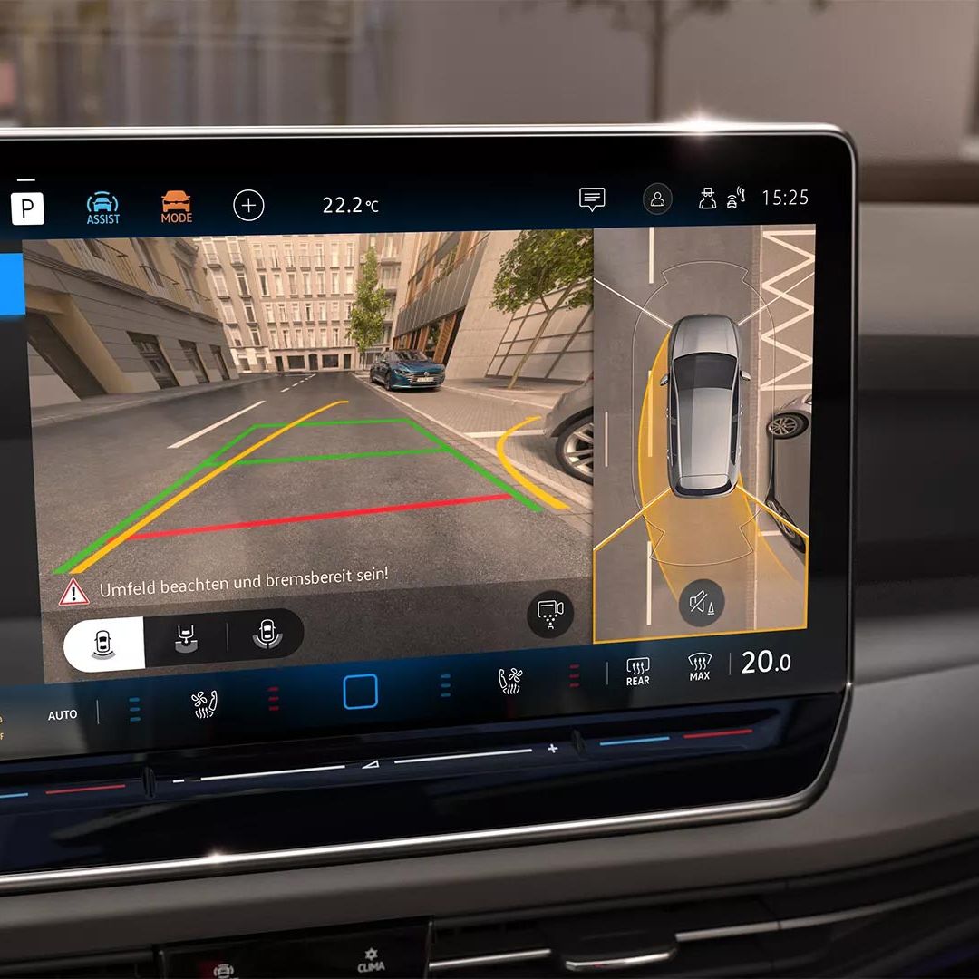 Detailansicht auf den großen Bildschirm des VW Golf. Auf dem Bildschirm ist die Umgebungsansicht „Area View“ sichtbar. 