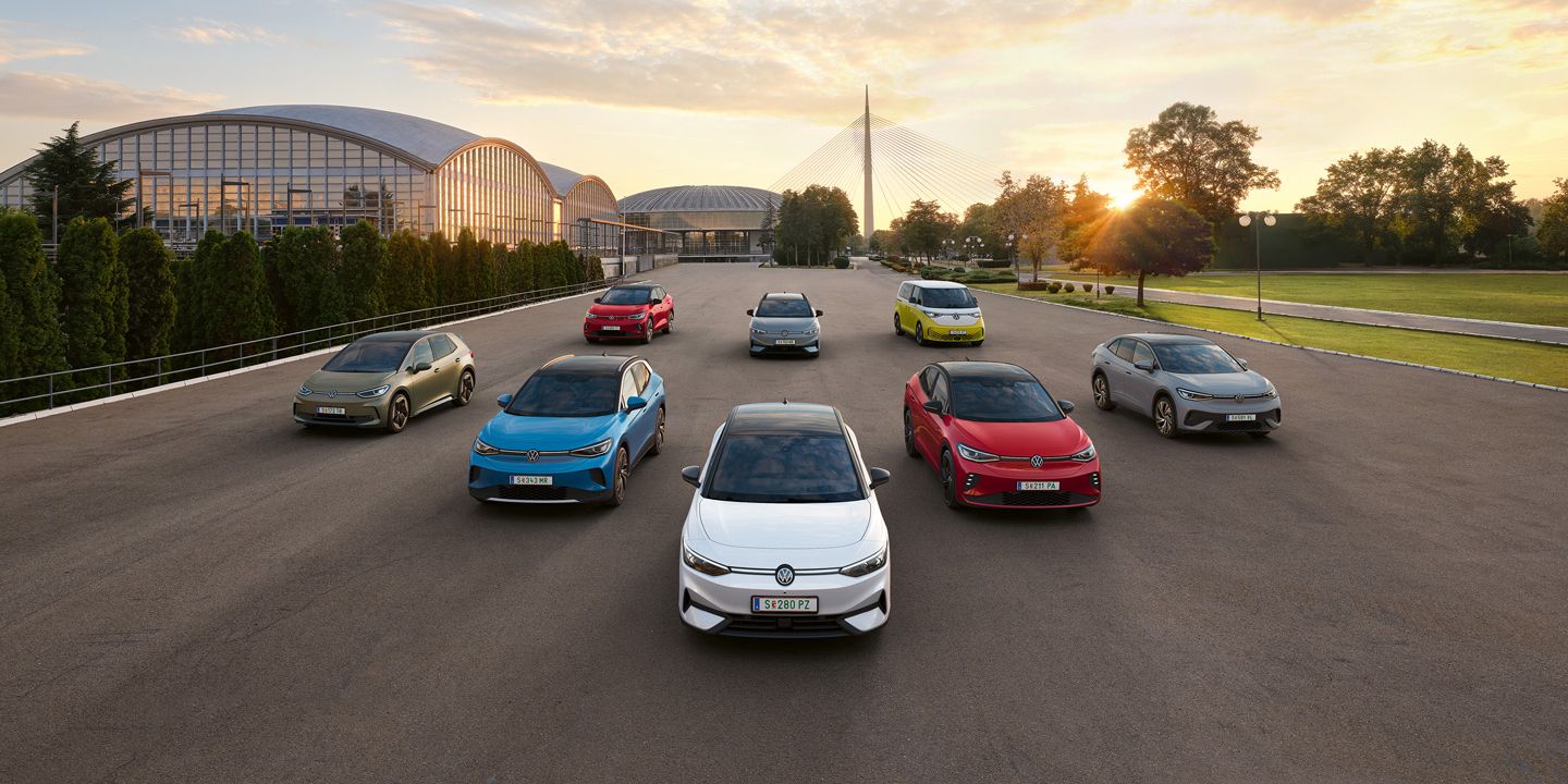  Alle VW Elektroautos, die ID. Modelle, fahren nebeneinander.