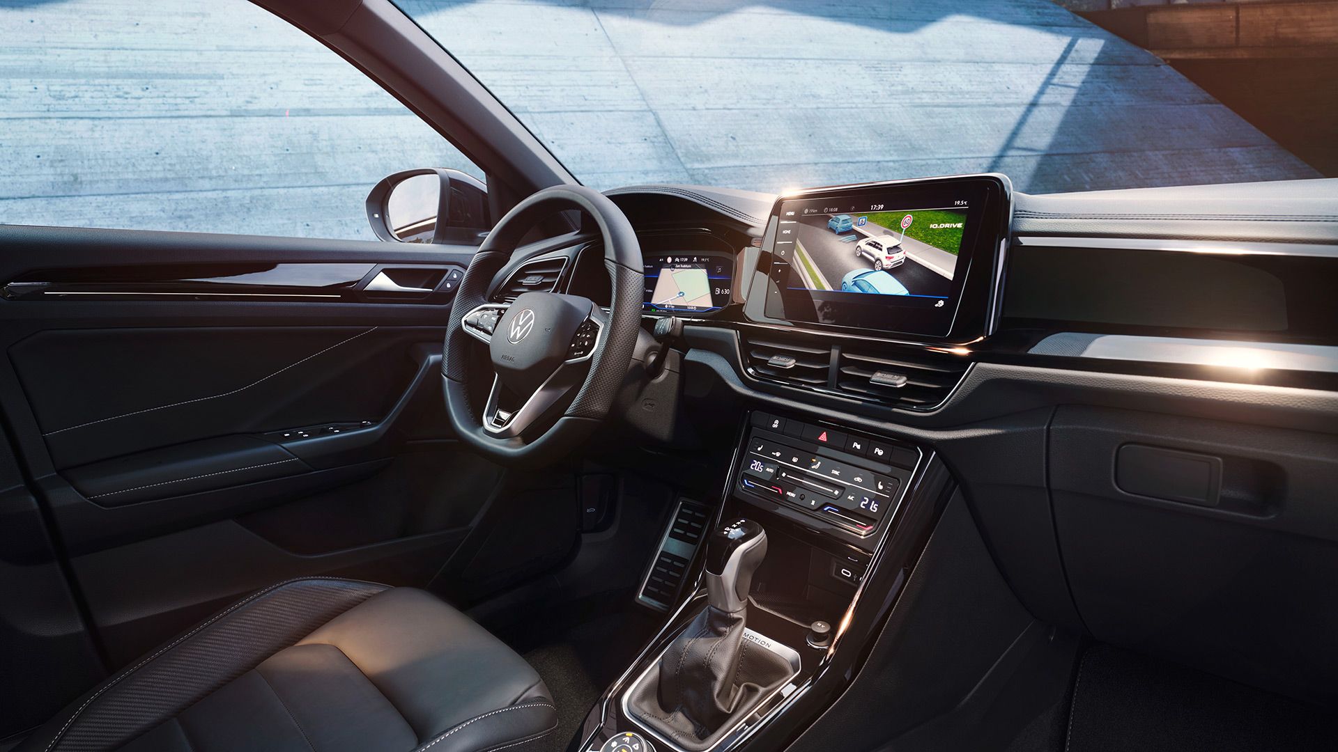 VW T-Roc Interieur, Sicht vom Beifahrersitz auf Fahrersitz und Cockpit mit Multifunktionslenkrad und Infotainment-System