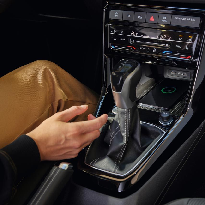 Detailansicht des Wireless Charging Pad mit einem darauf zum Aufladen abgelegten Smartphone. 