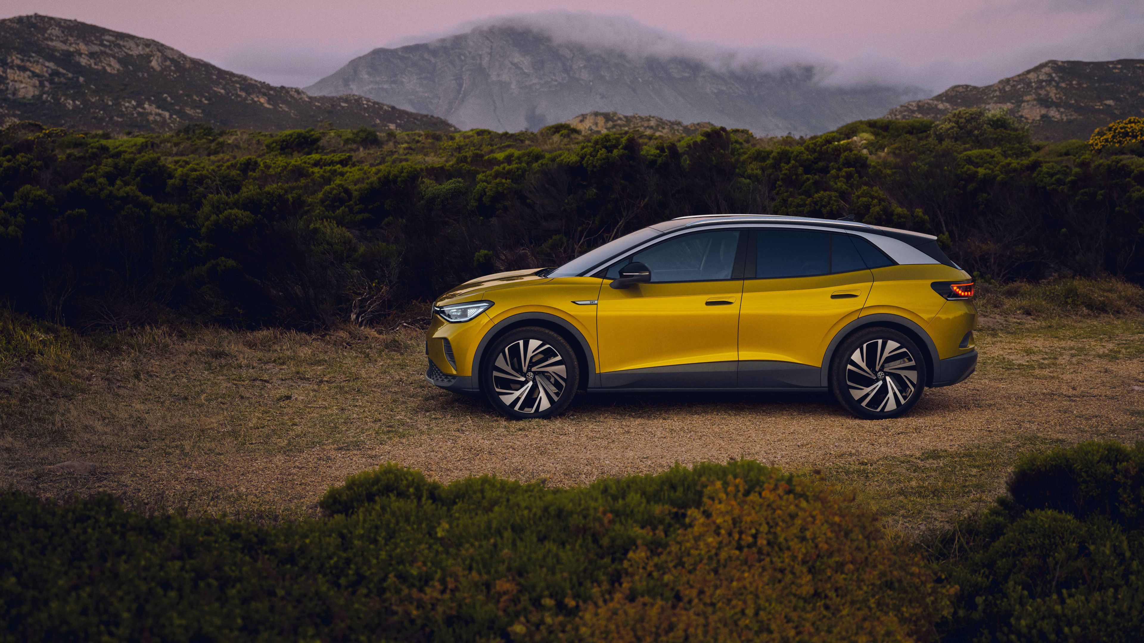 VW ID.4 vor Berglandschaft