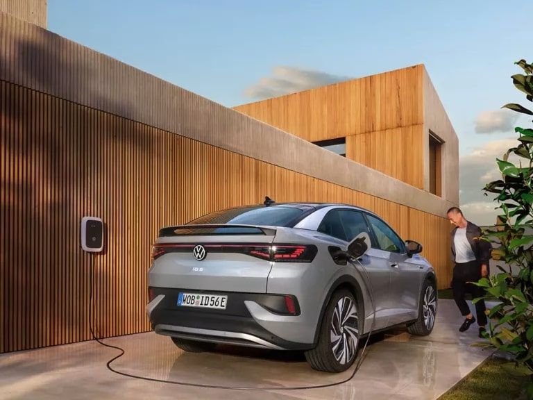 VW ID.5 steht vor einem Haus und lädt Strom