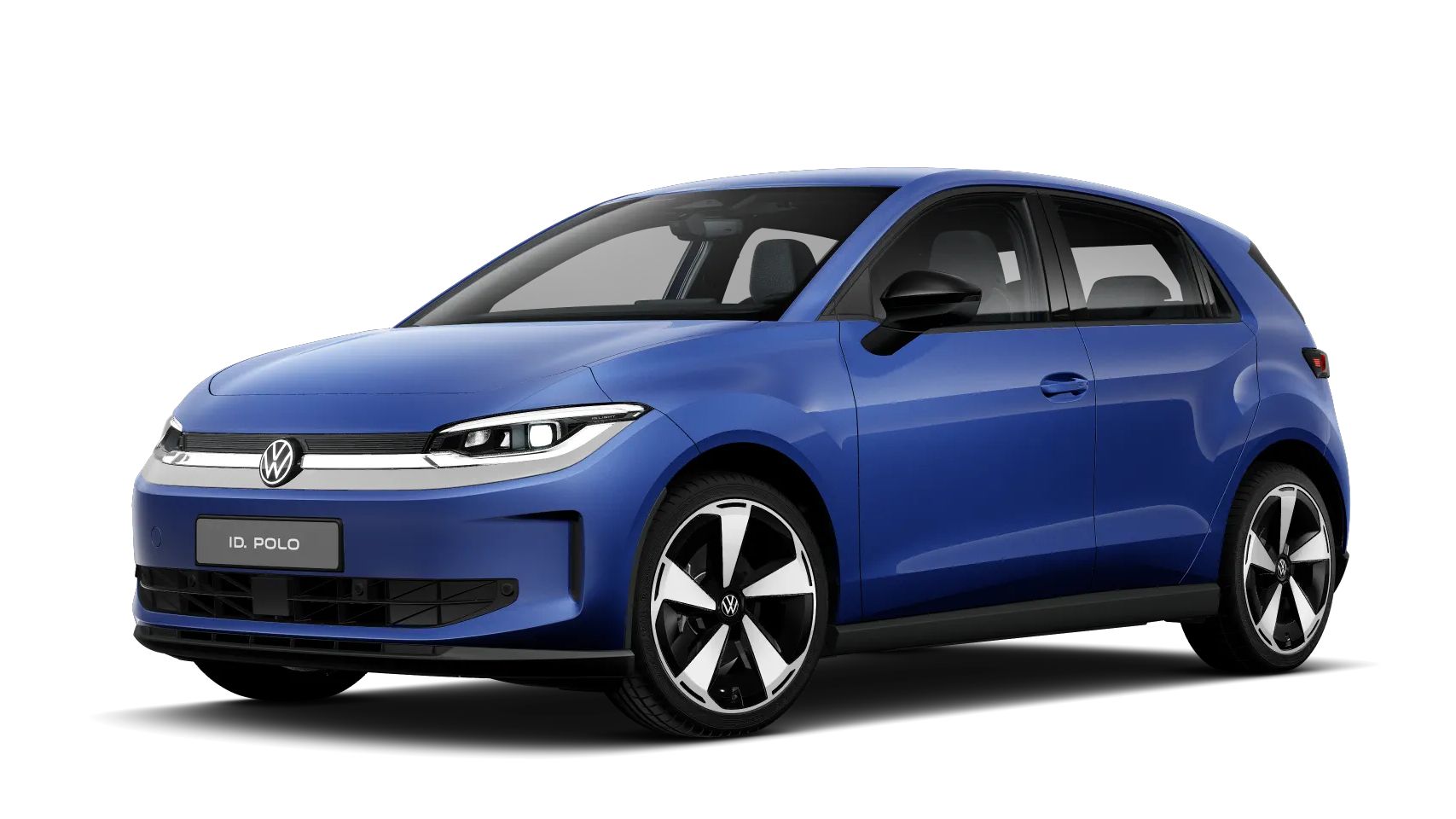 Blauer, moderner VW-Kleinwagen in schräger Frontansicht vor schwarzem Hintergrund. Das Auto hat schmale LED-Scheinwerfer, ein geschlossen wirkendes Frontdesign und aerodynamische Felgen. Auf dem Kennzeichen steht „ID. POLO“, was auf ein elektrisch angetriebenes Modell hinweist.
