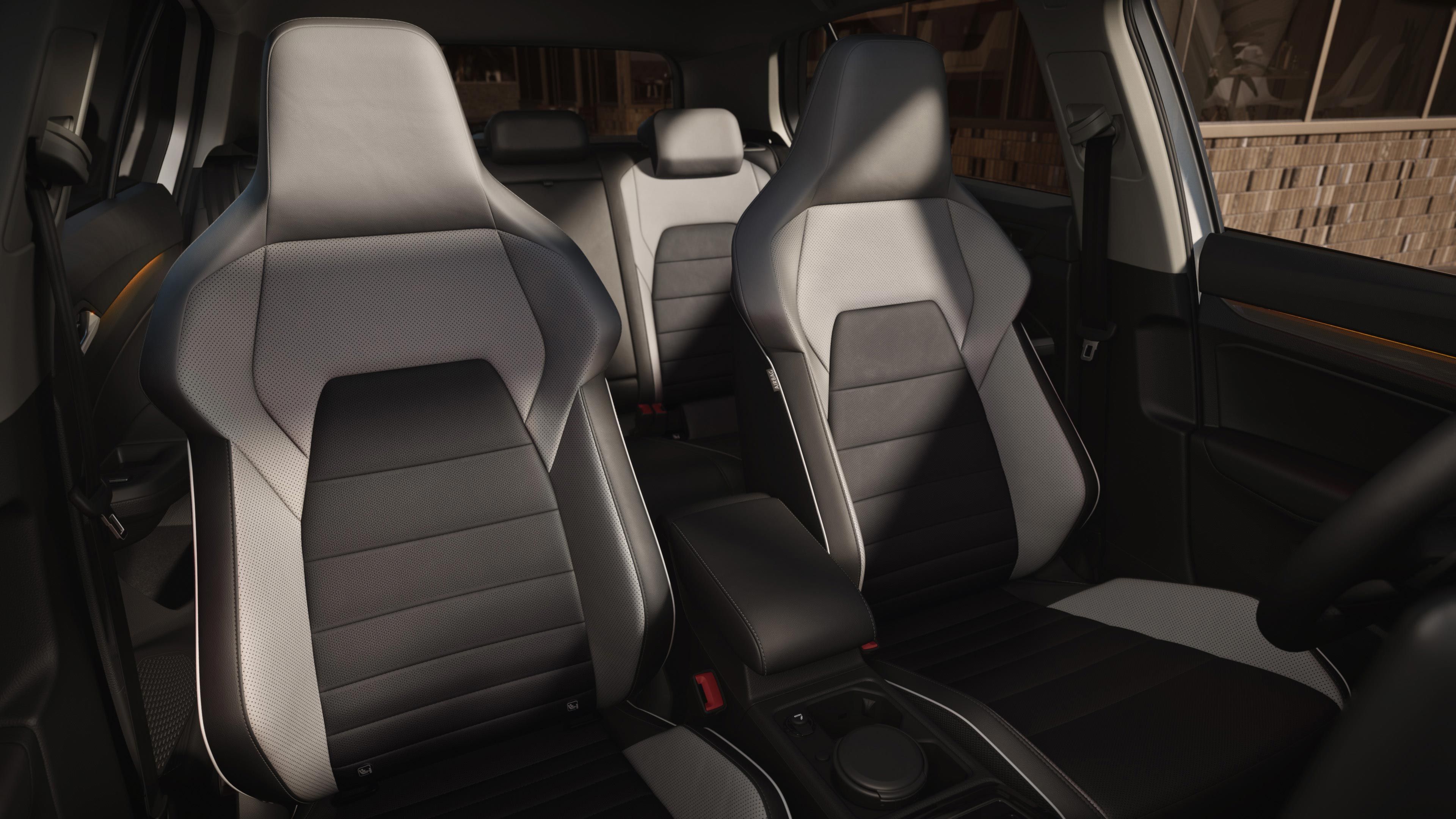 Detailansicht auf die Sitze eines VW Golf GTI.