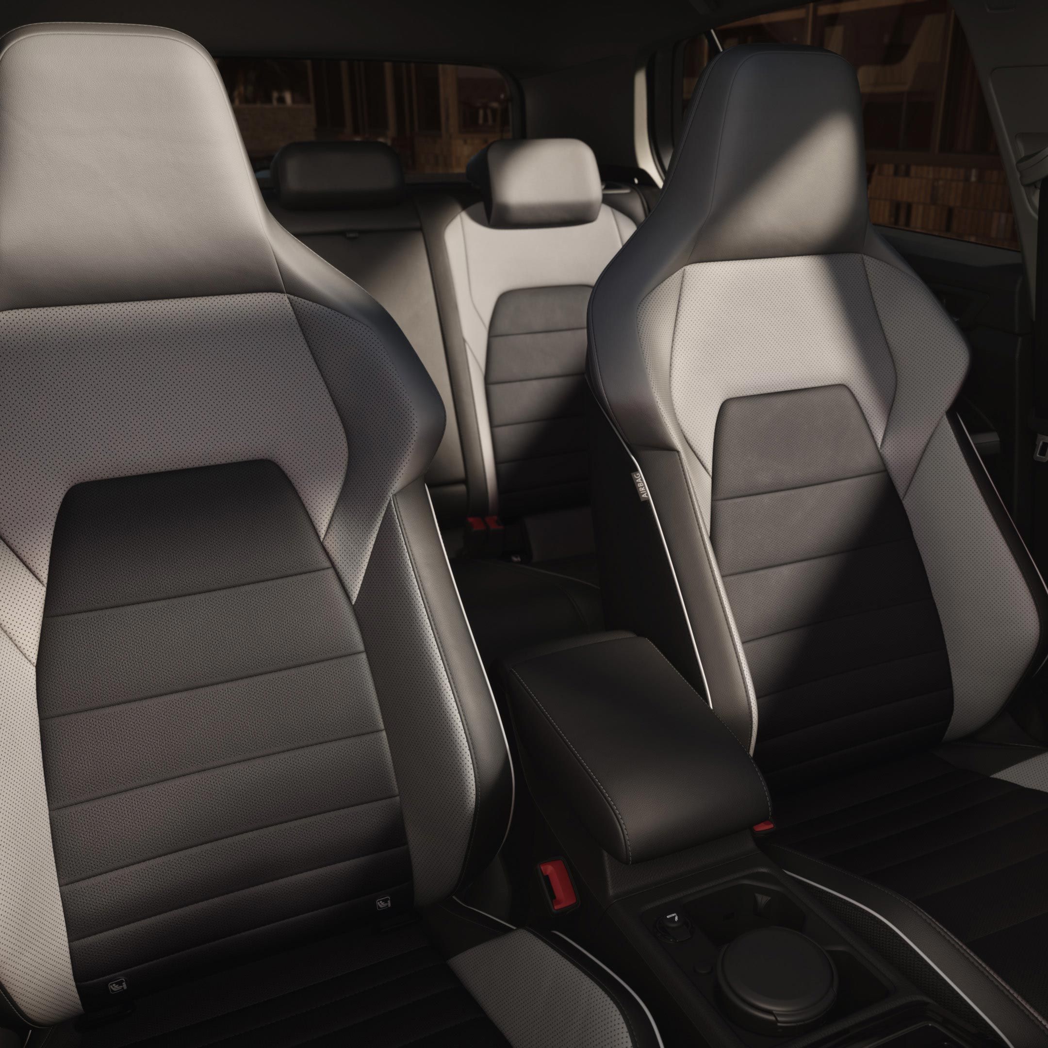 Detailansicht auf die Sitze eines VW Golf GTI.