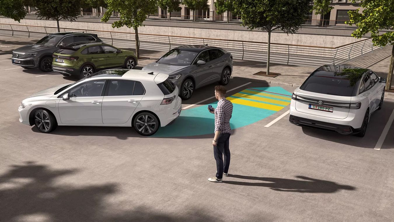 Ein weißer VW Golf nutzt den visuell sichtbar gemachten Park Assist Pro zum Einparken.