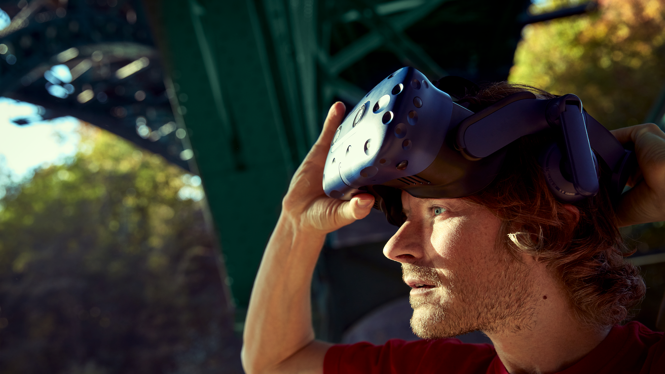 Leo zieht die VR Brille ab.