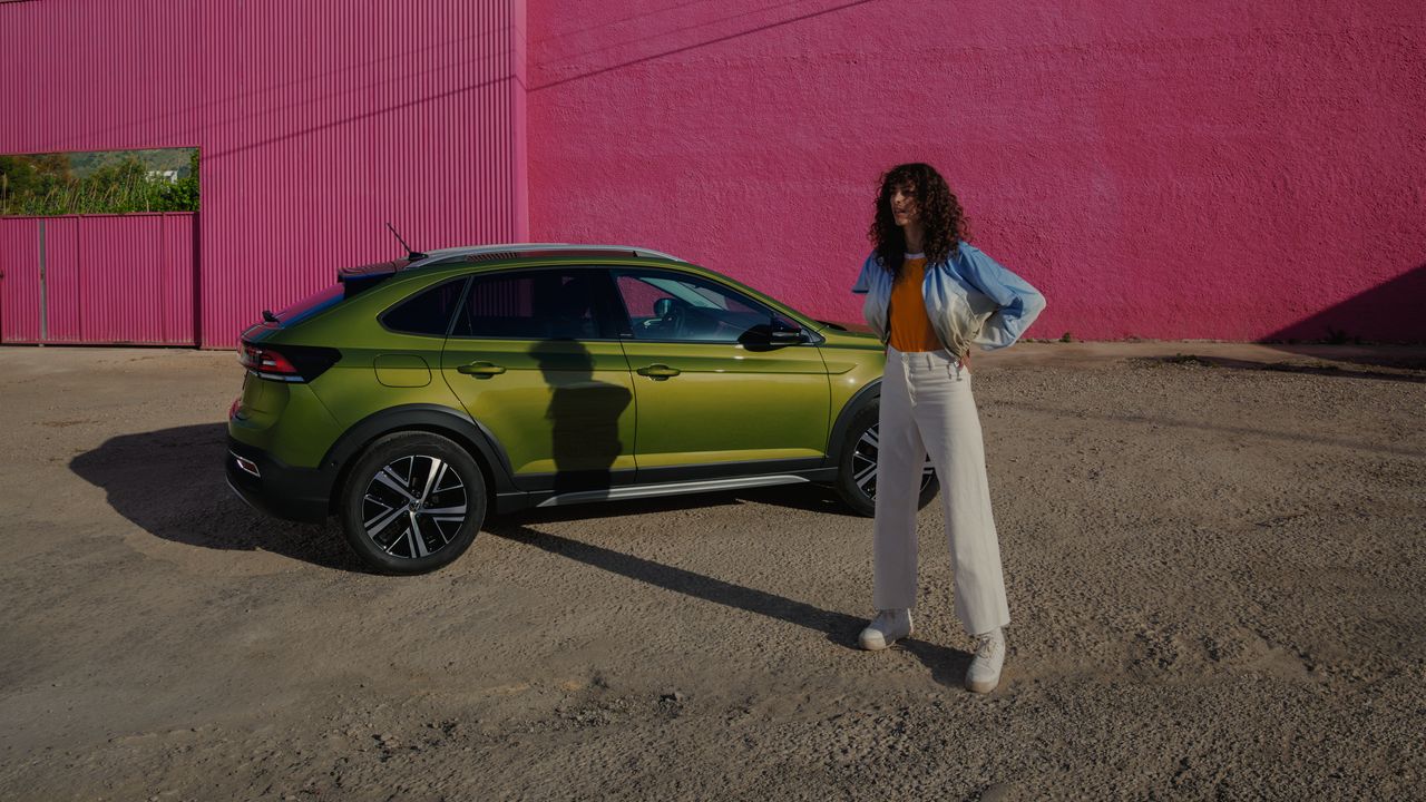 Im optionalen Digital Cockpit Pro des VW Polo  lässt sich die auf Wunsch über We Connect Plus nutzbare Navigation in nahezu Echtzeit abbilden. 