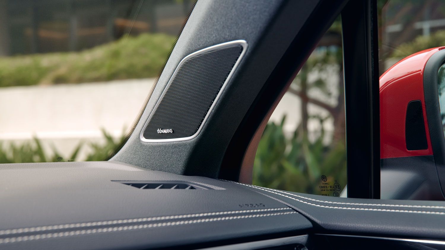 Detailansicht des optionalen DYNAUDIO Confidence Soundsystems im Touareg Elegance eHybrid.