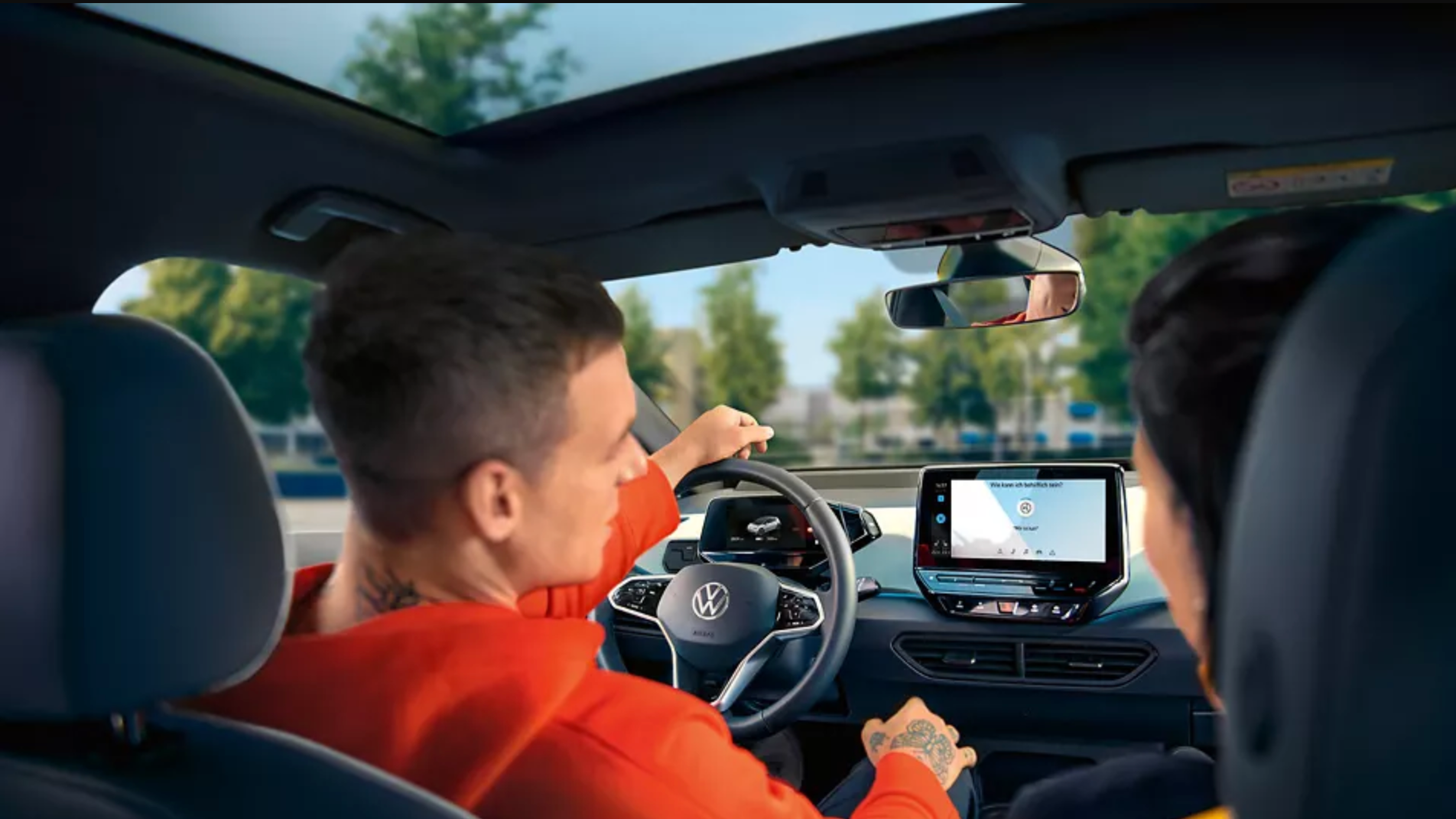 Mann und Frau im VW ID.3