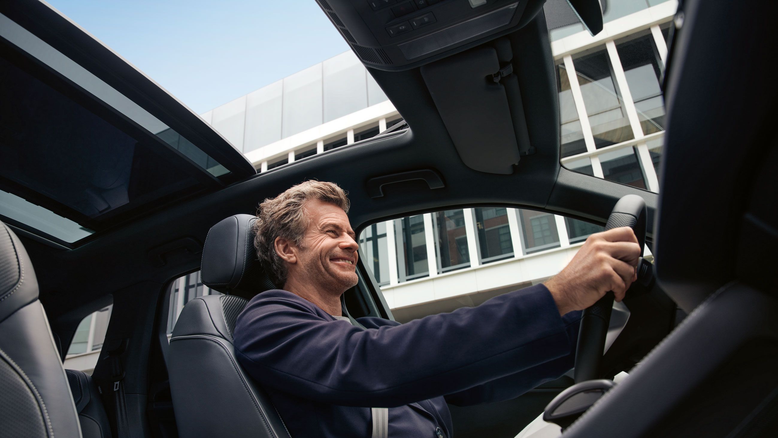 Blick von innen auf das optionale Panoramaglasdach des VW Touareg R-Line.