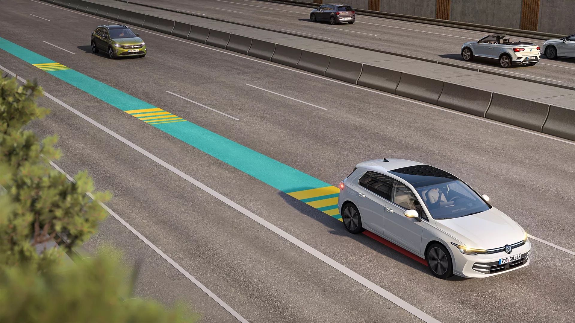 Weißer VW Golf bewegt sich im Straßenverkehr, dabei wird der Emergency Assist genutzt und im Bild schematisch dargestellt.