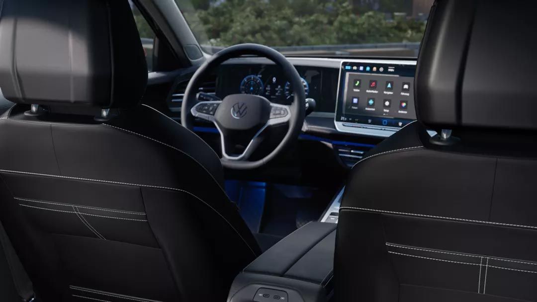 Die LED-Matrixscheinwerfer im Fokus eines weißen VW Passat.