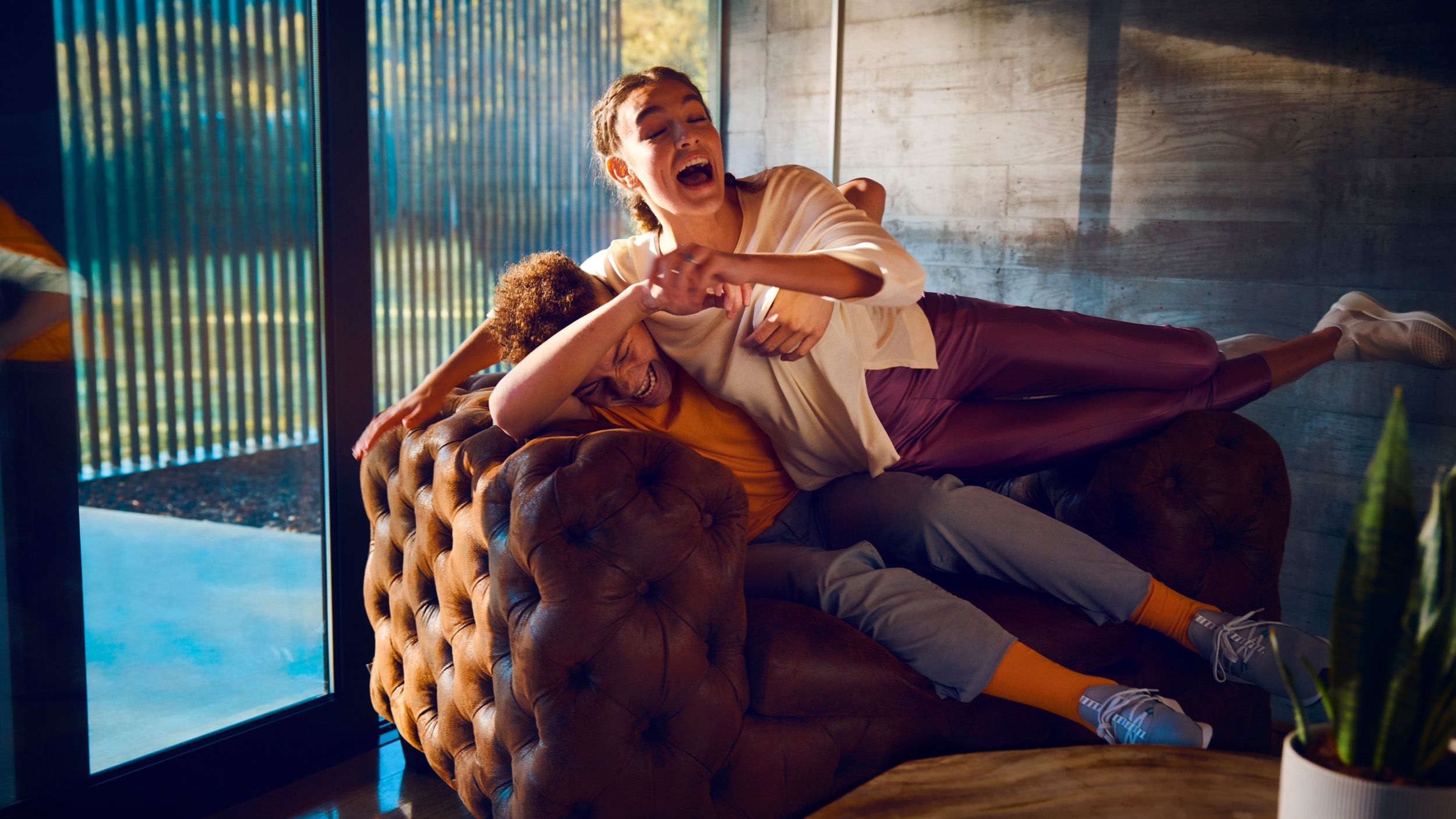 Teenager beim Rangeln auf einem Sofa