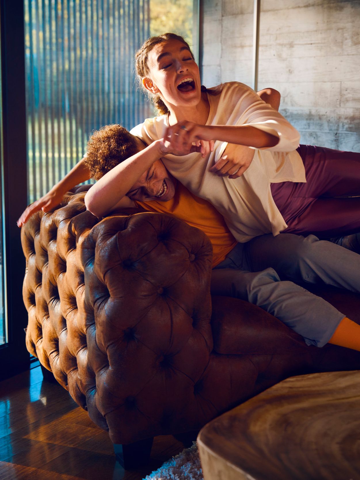 Teenager beim Rangeln auf einem Sofa