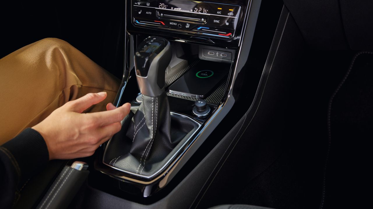 Detailansicht des Wireless Charging Pad mit einem darauf zum Aufladen abgelegten Smartphone. 
