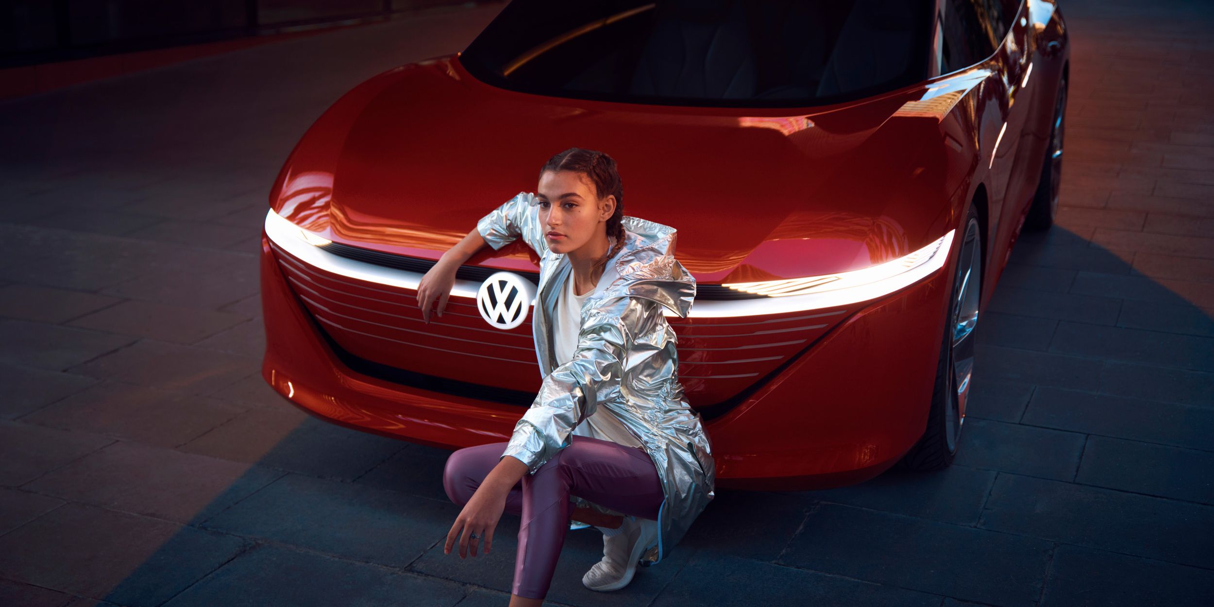 Model posierend vor dem ID. Vizzion