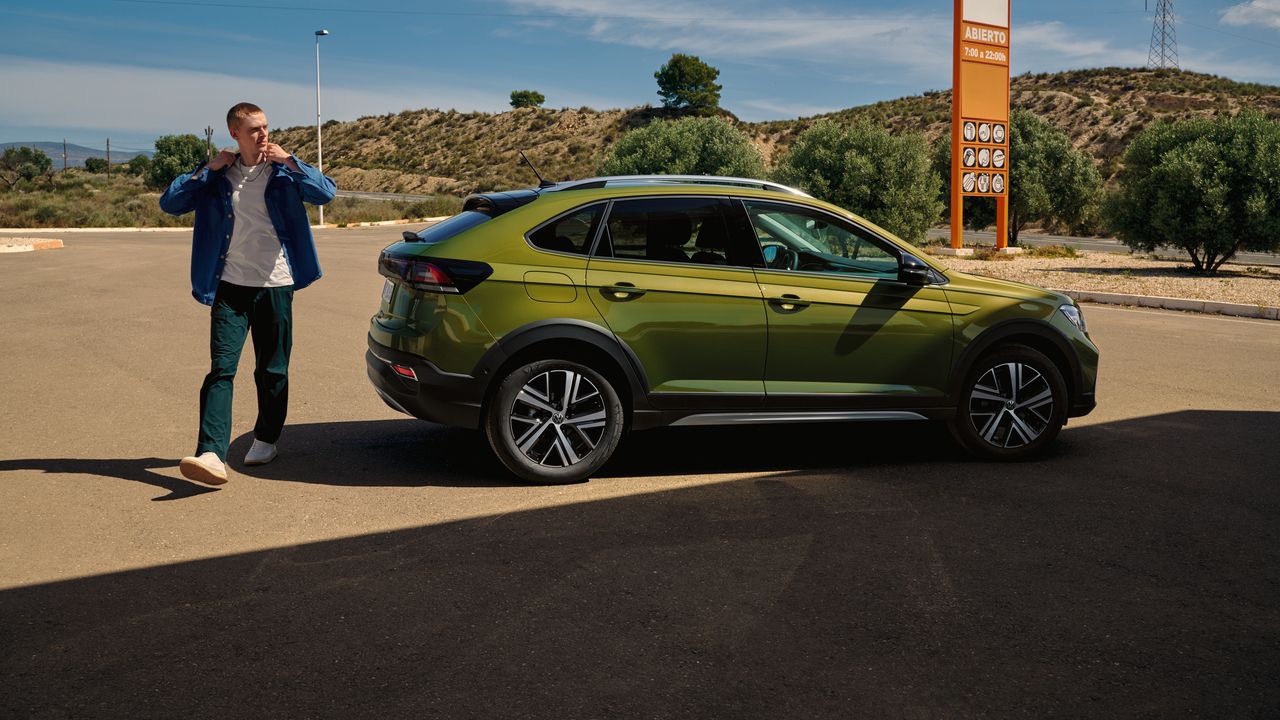 VW Taigo R-Line Interieur: Frau sitzt auf Beifahrersitz und schaut nach hinten