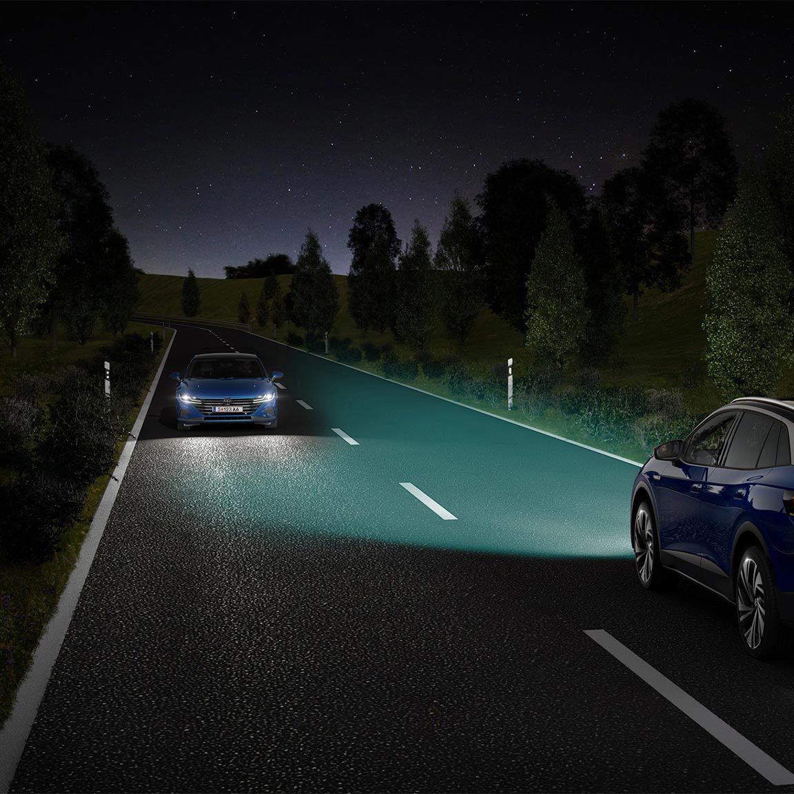 Ein blauer VW ID.4 fährt mit eingeschaltetem Licht eine nächtliche Straße entlang.